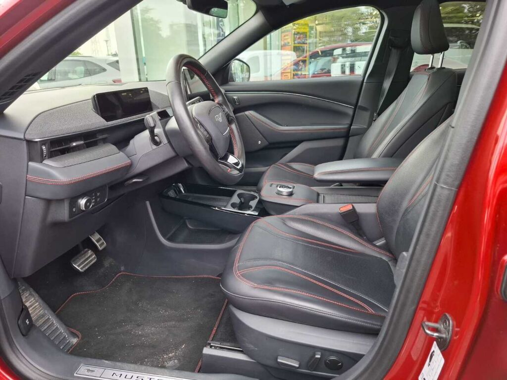 Ford Mustang Mach-E 2022 Punainen