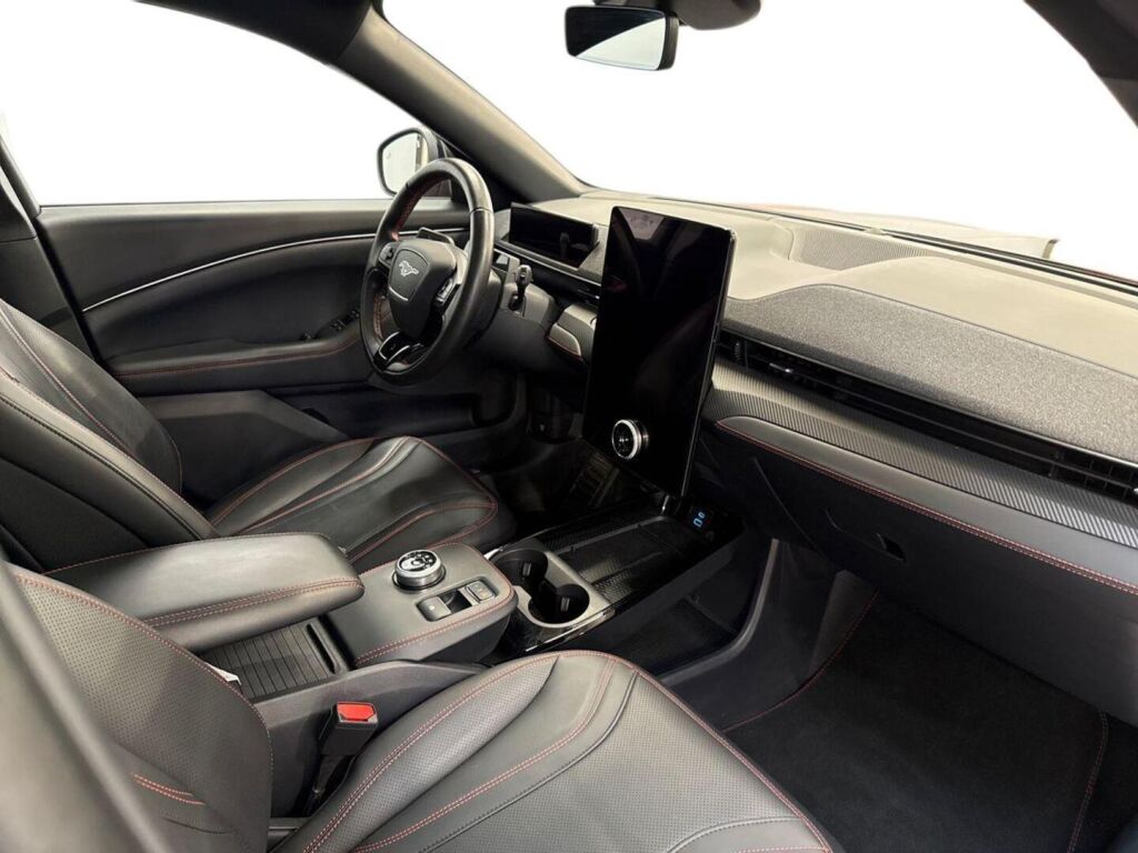 Ford Mustang Mach-E 2022 Punainen