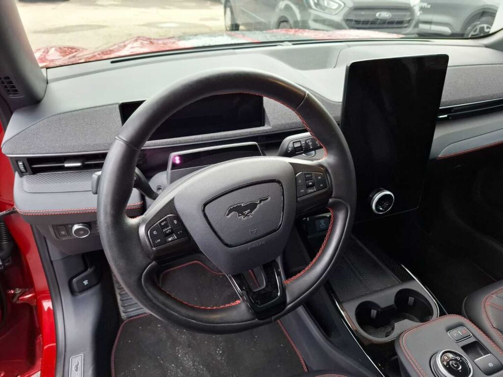 Ford Mustang Mach-E 2022 Punainen