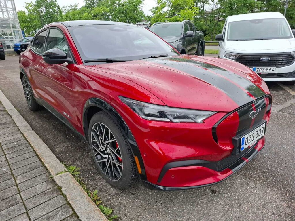 Ford Mustang Mach-E 2022 Punainen