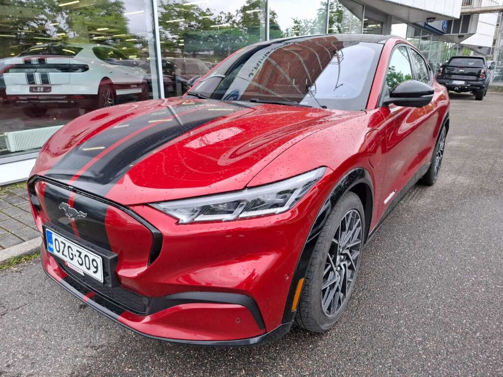 Ford Mustang Mach-E 2022 Punainen