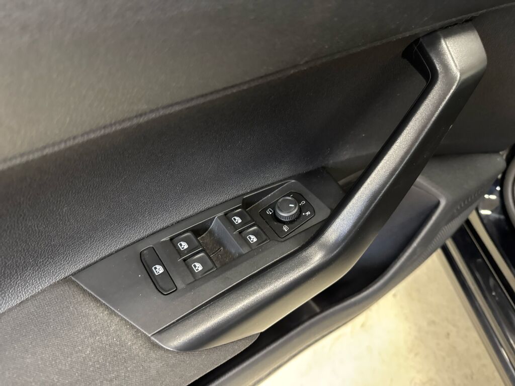 Volkswagen Polo 2022 Musta