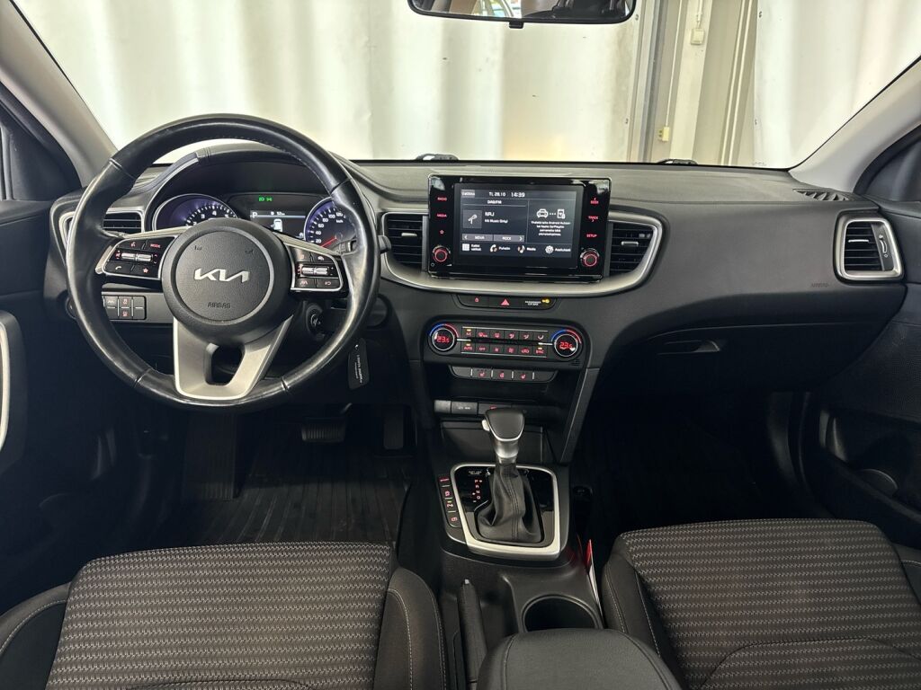 Kia Ceed 2022 Ruskea (beige)
