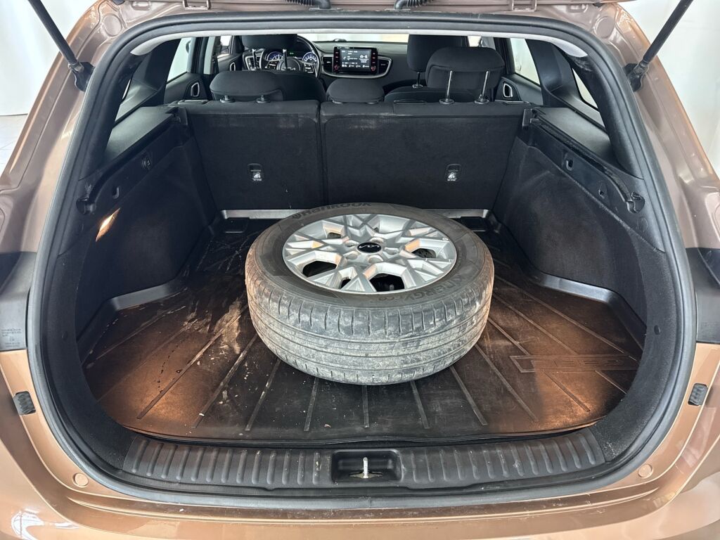 Kia Ceed 2022 Ruskea (beige)