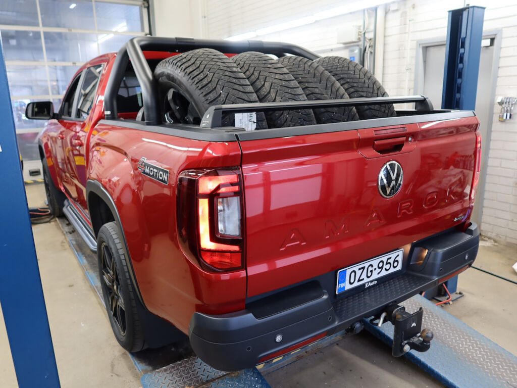 Volkswagen Amarok 2023 Punainen