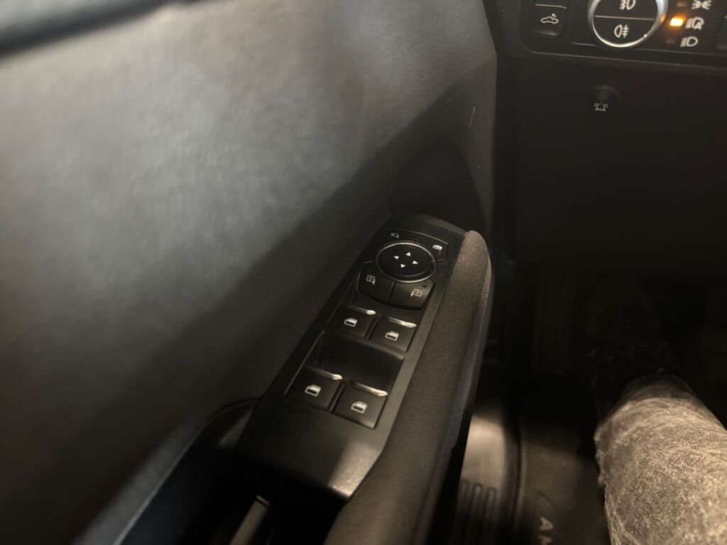 Volkswagen Amarok 2023 Punainen