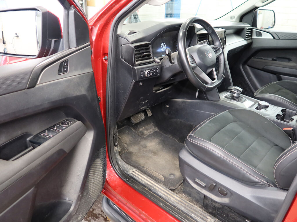 Volkswagen Amarok 2023 Punainen