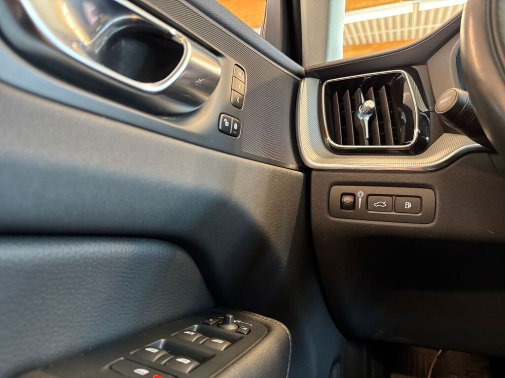 Volvo XC60 2022 Valkoinen