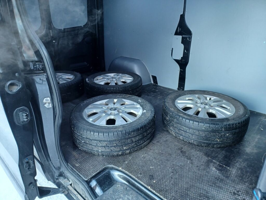 Renault Trafic 2022 Musta