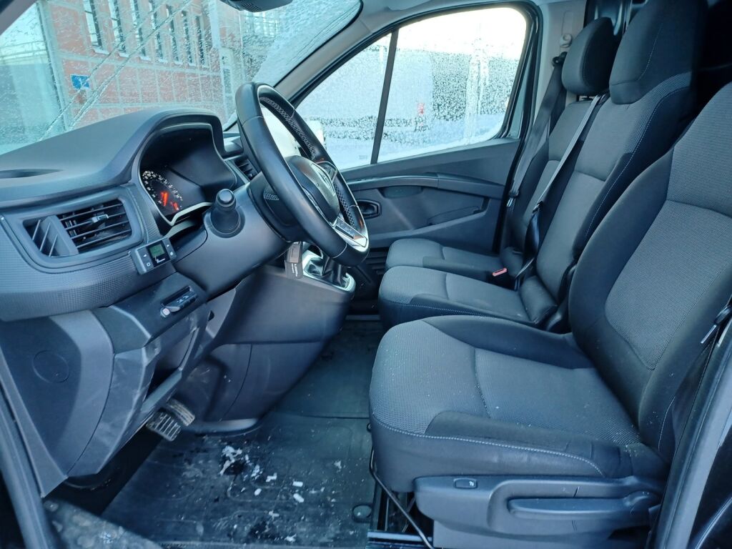 Renault Trafic 2022 Musta