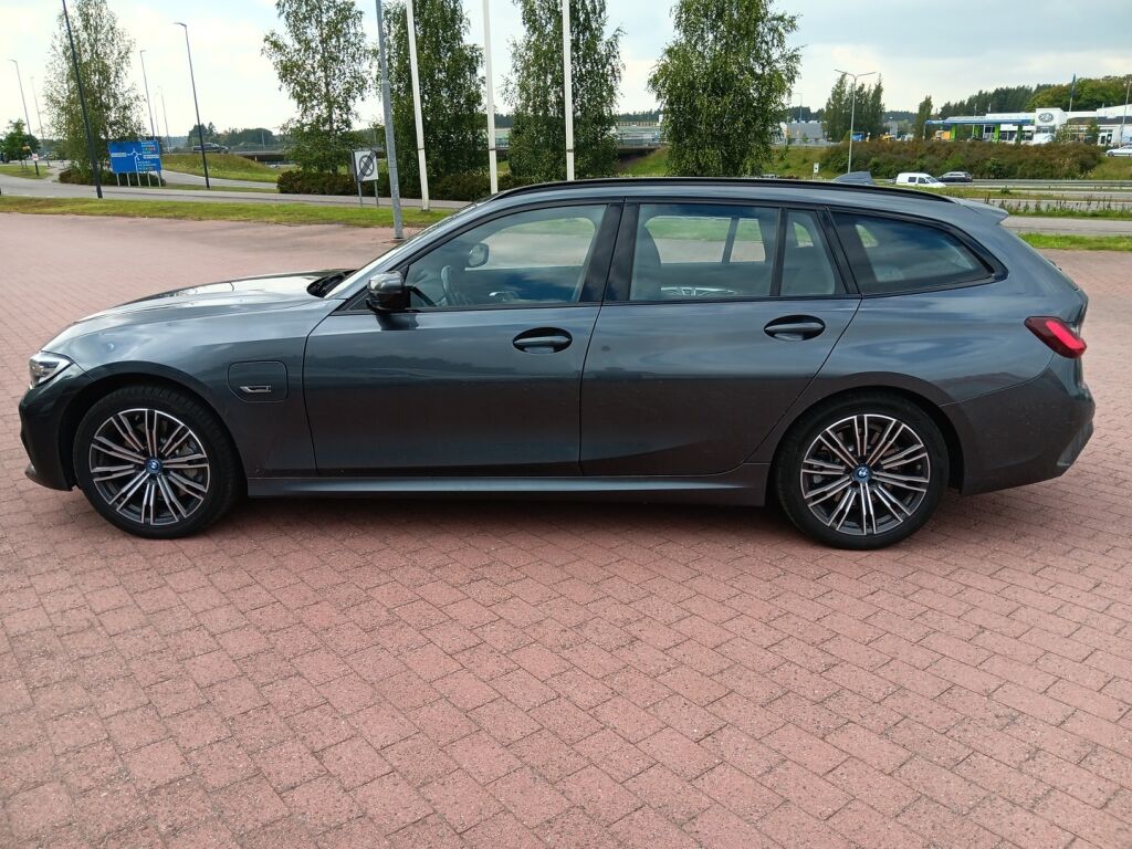 BMW 330 2022 Harmaa