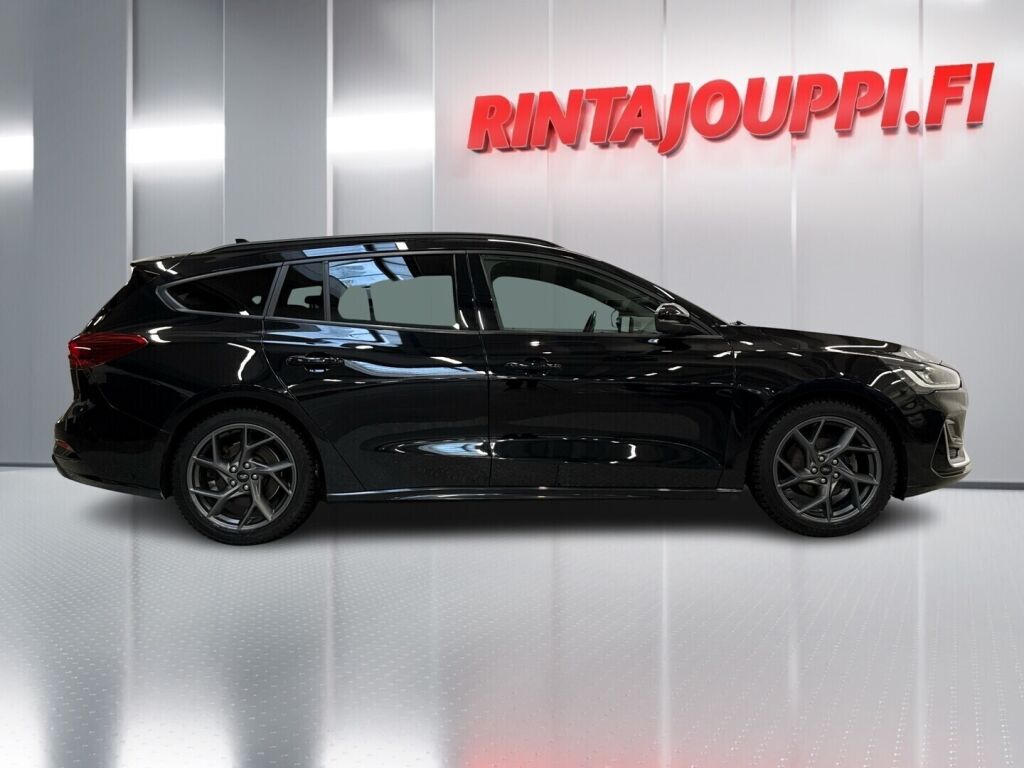 Ford Focus 2022 Musta