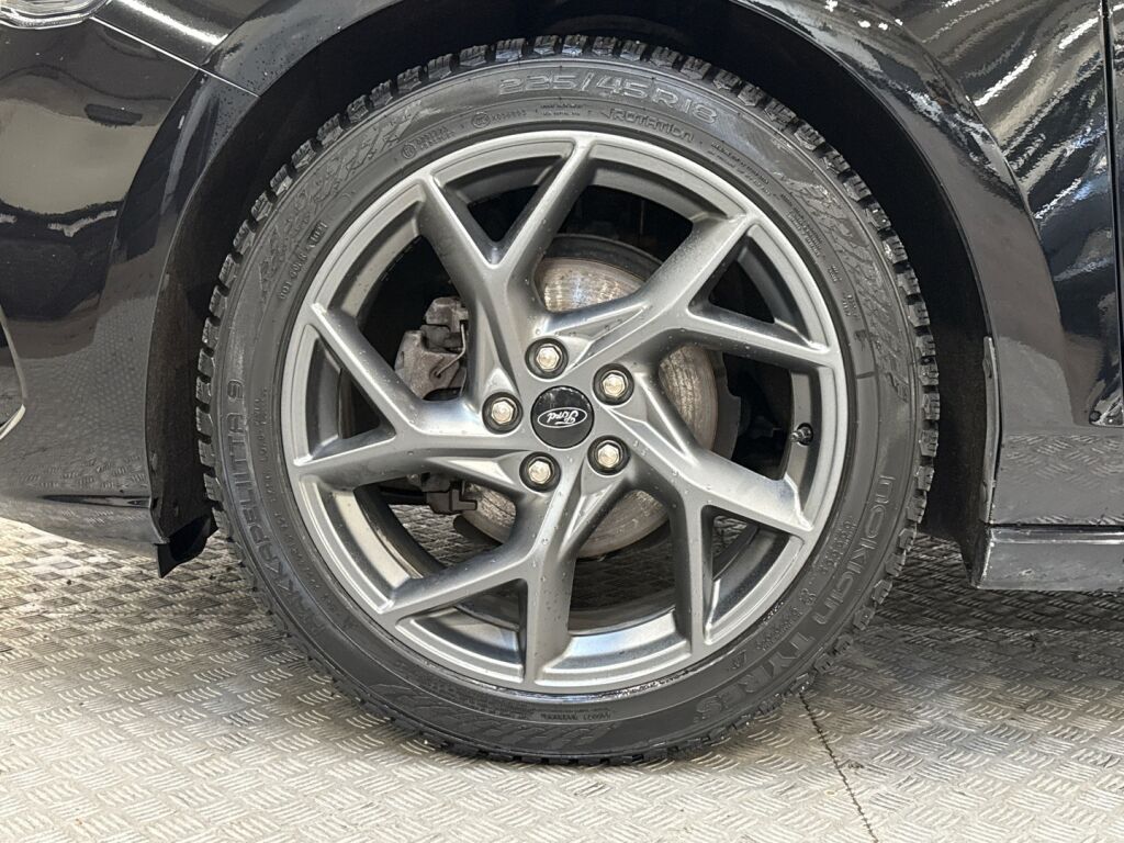 Ford Focus 2022 Musta