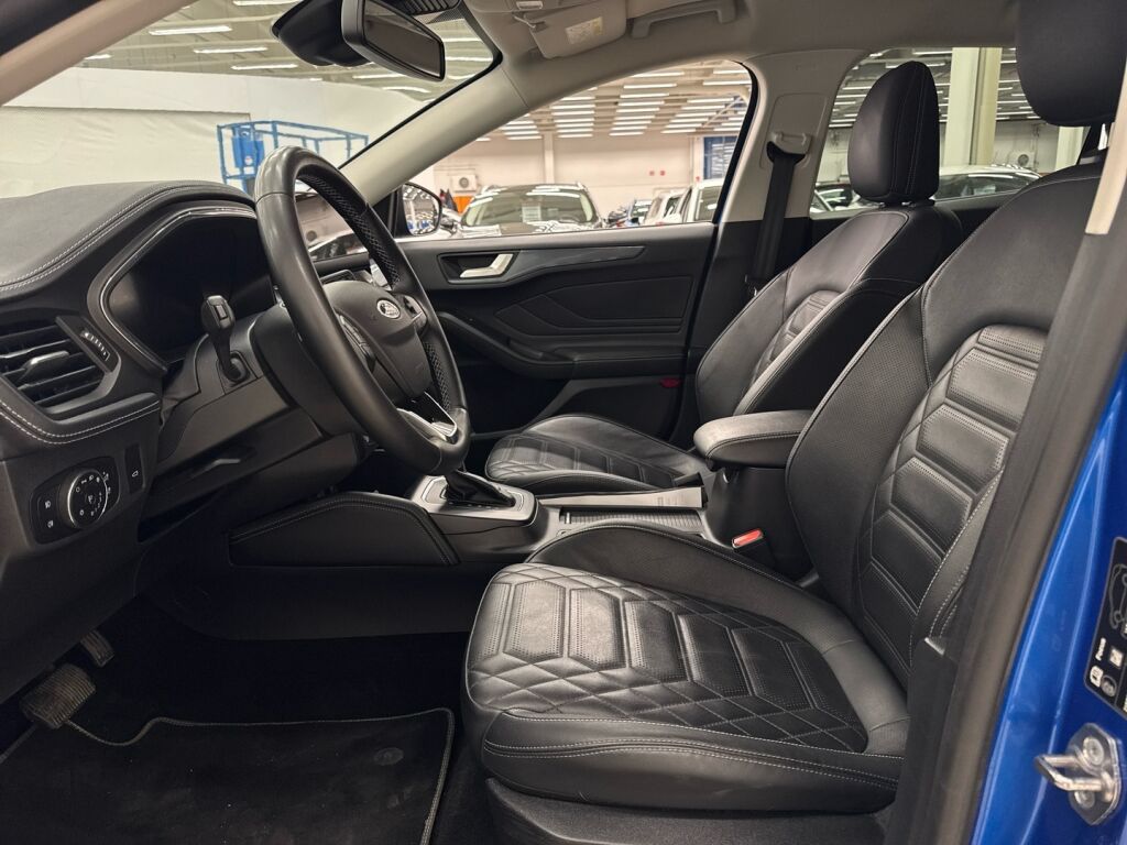 Ford Focus 2022 Sininen