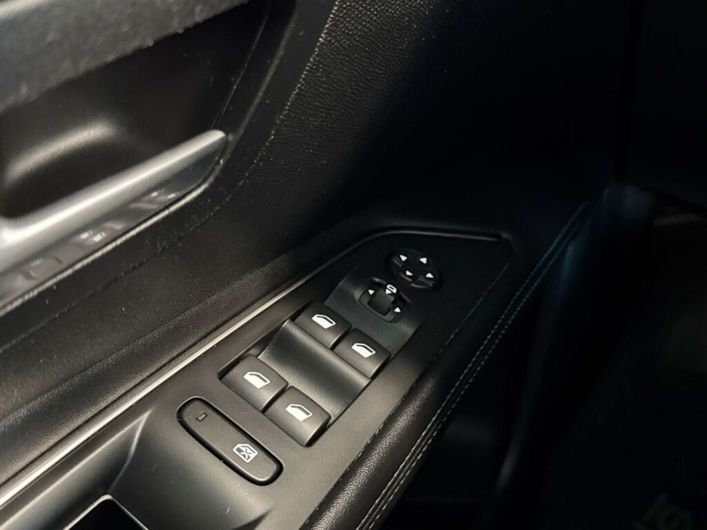 Peugeot 3008 2022 Musta