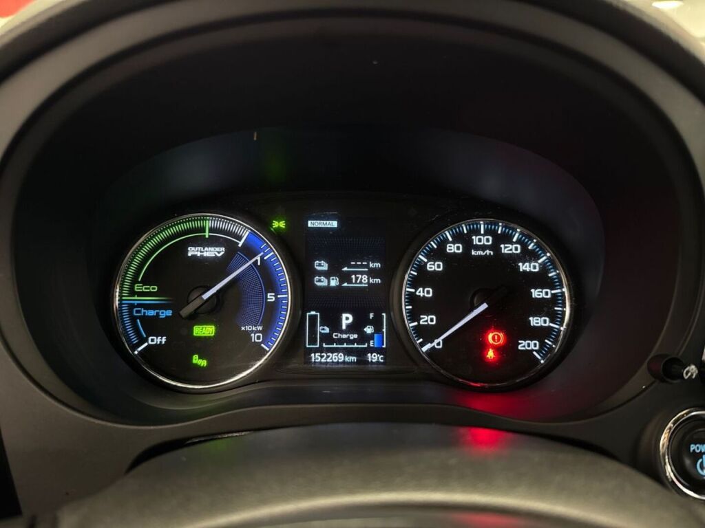 Mitsubishi Outlander PHEV 2019 Punainen