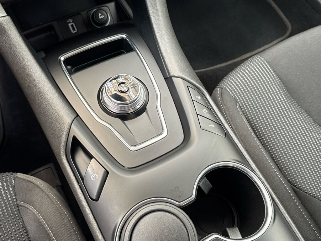 Ford Mondeo 2020 Musta