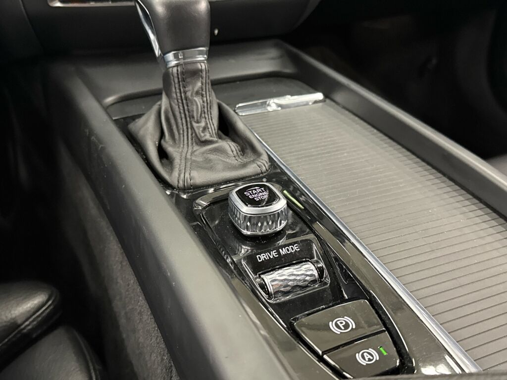 Volvo V60 2020 Musta