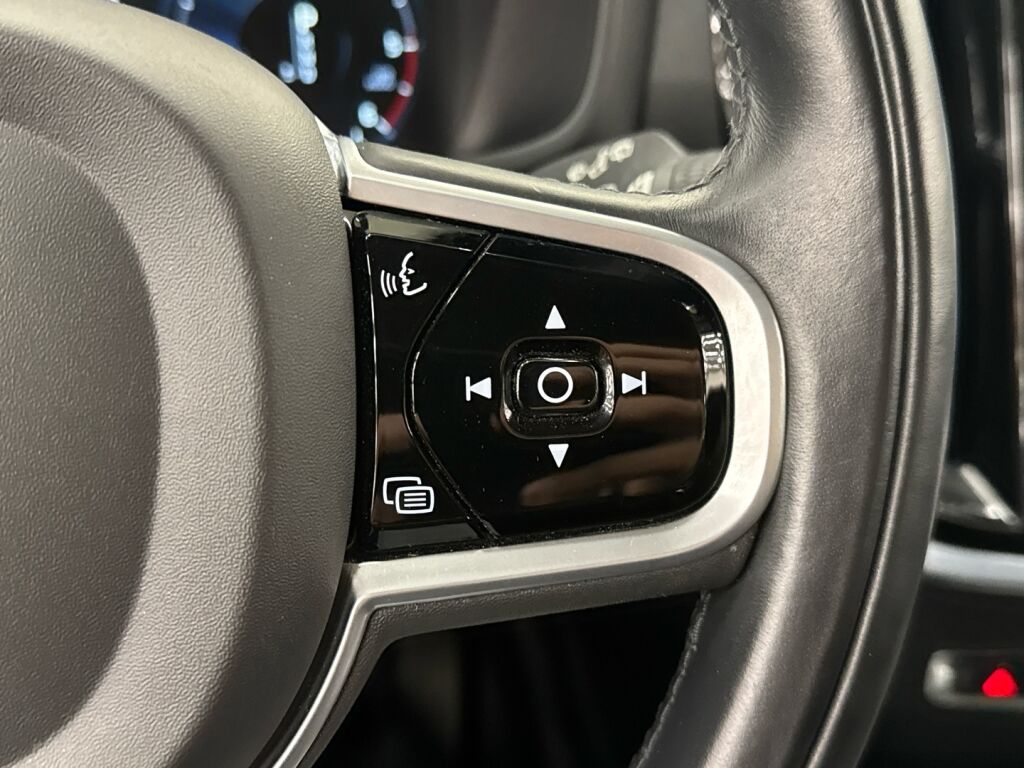 Volvo V60 2020 Musta