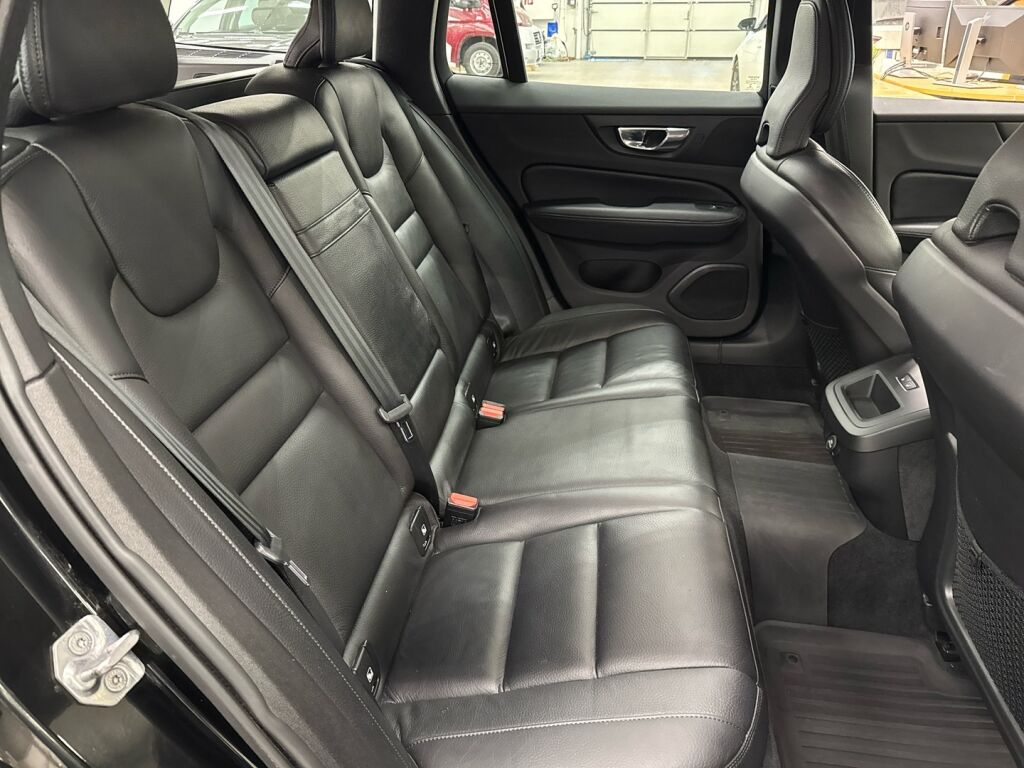 Volvo V60 2020 Musta