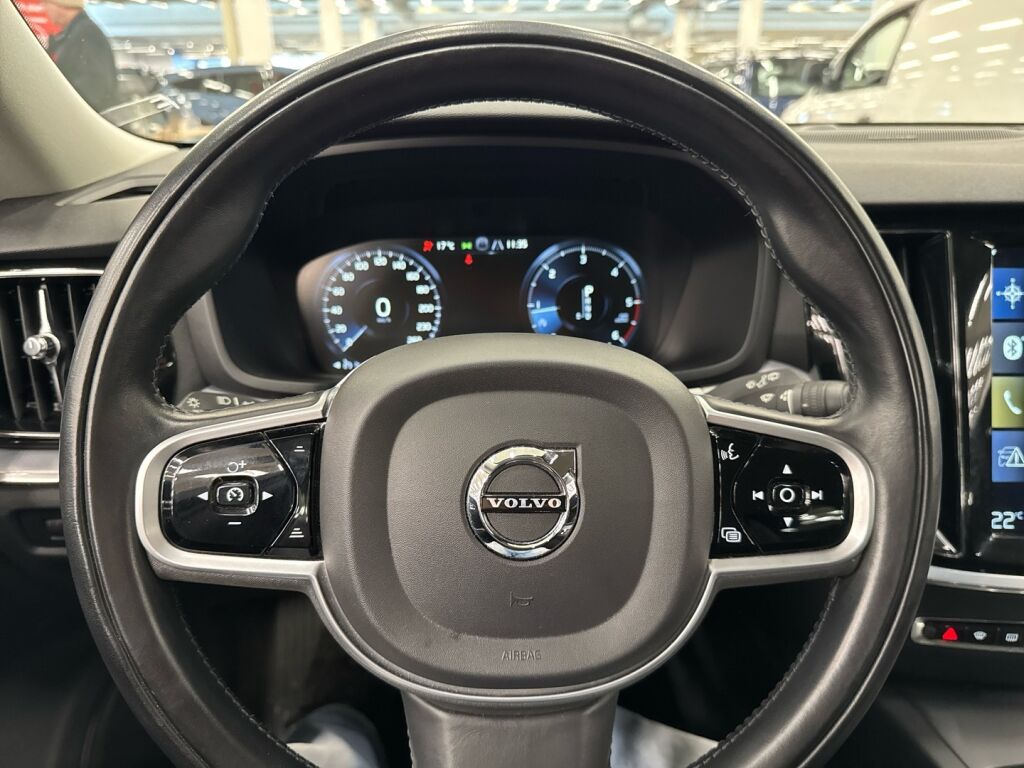 Volvo V60 2020 Musta