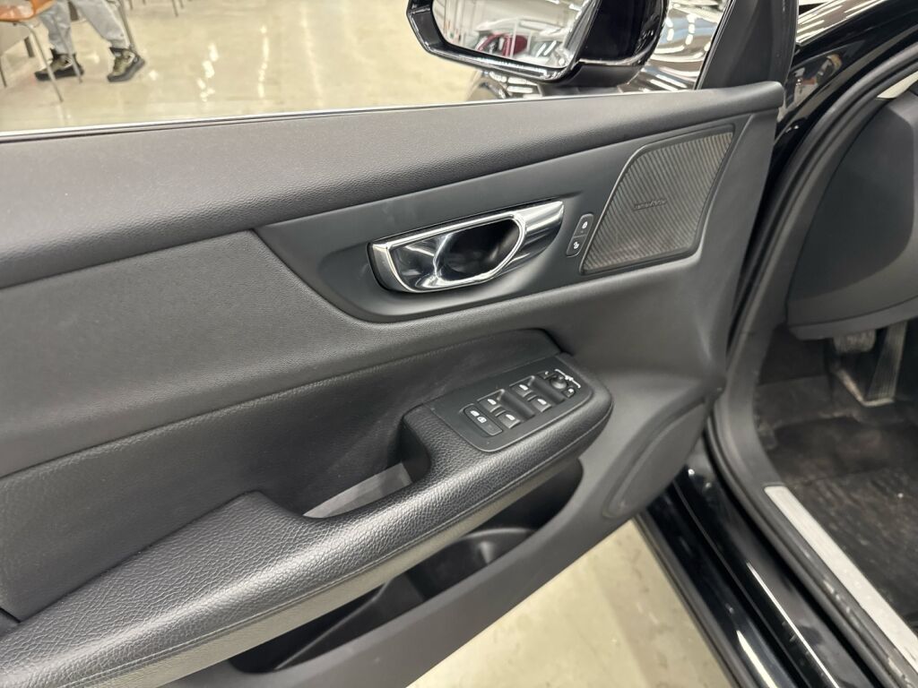 Volvo V60 2020 Musta