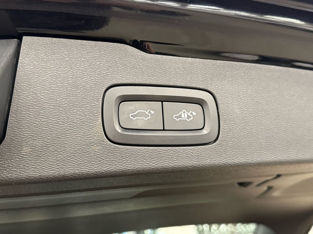 Volvo V60 2020 Musta