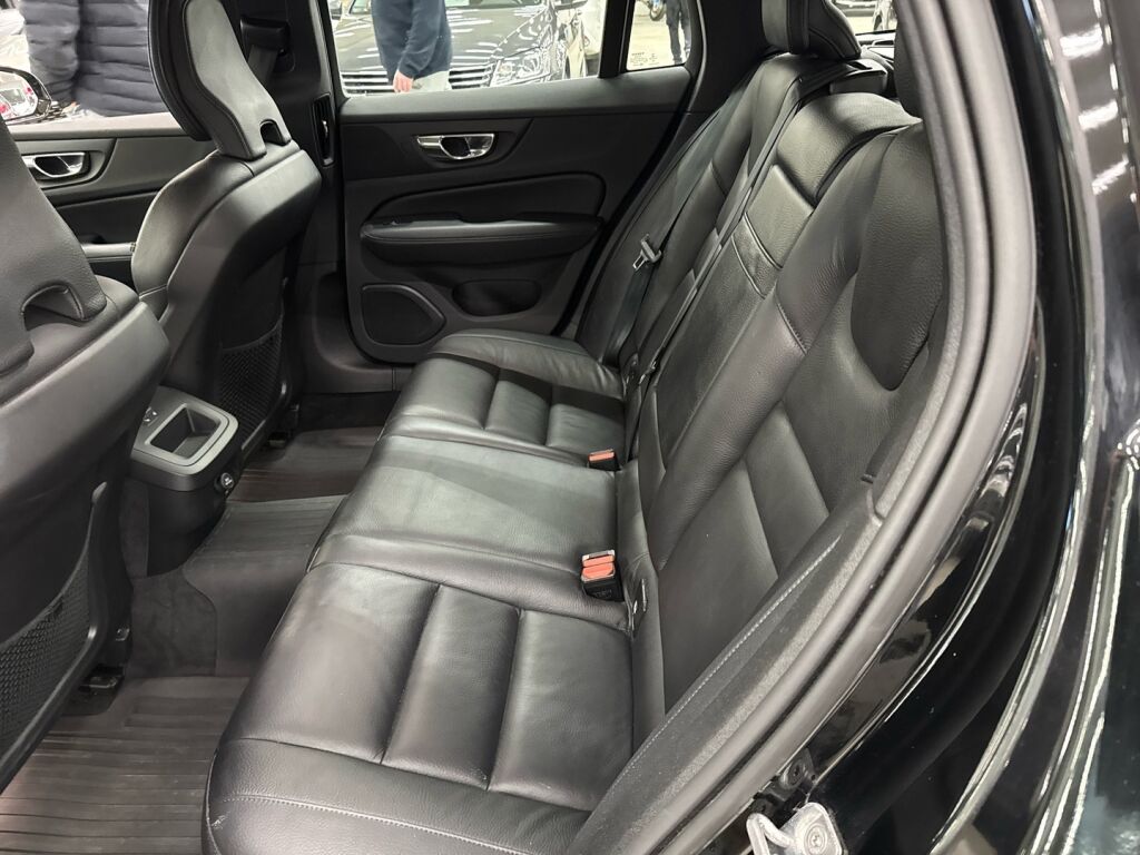 Volvo V60 2020 Musta