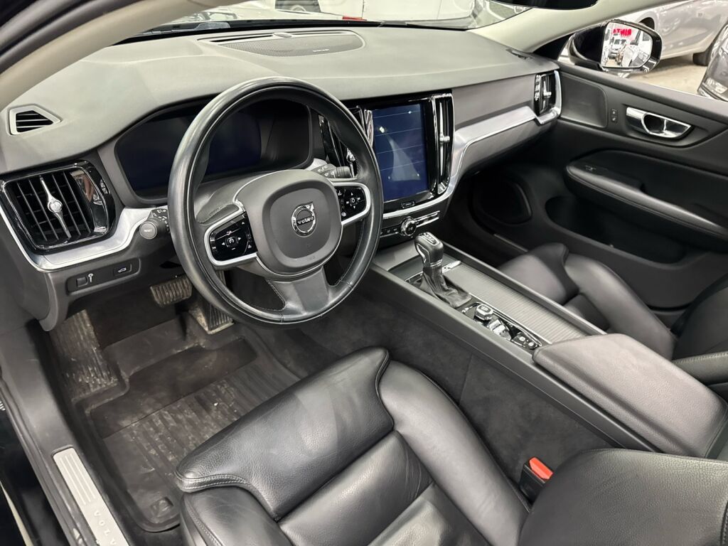 Volvo V60 2020 Musta