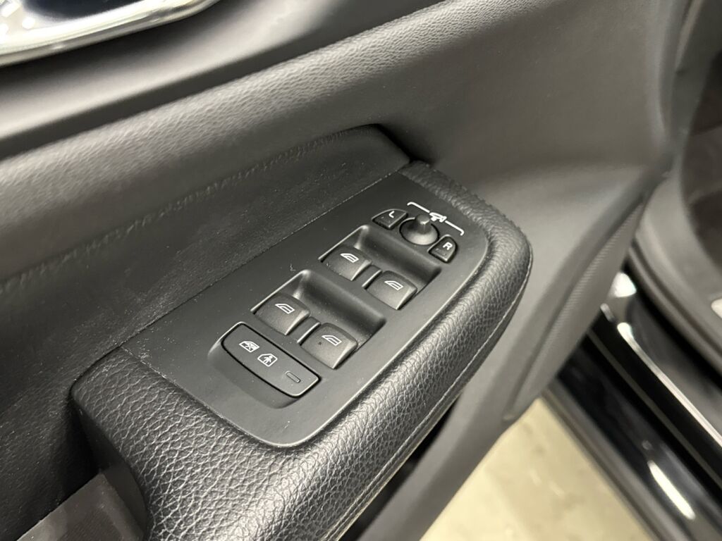 Volvo V60 2020 Musta