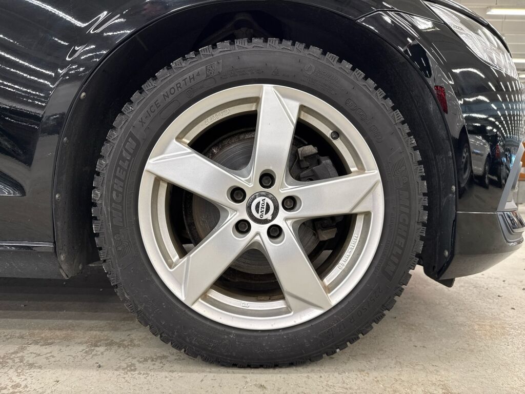 Volvo V60 2020 Musta