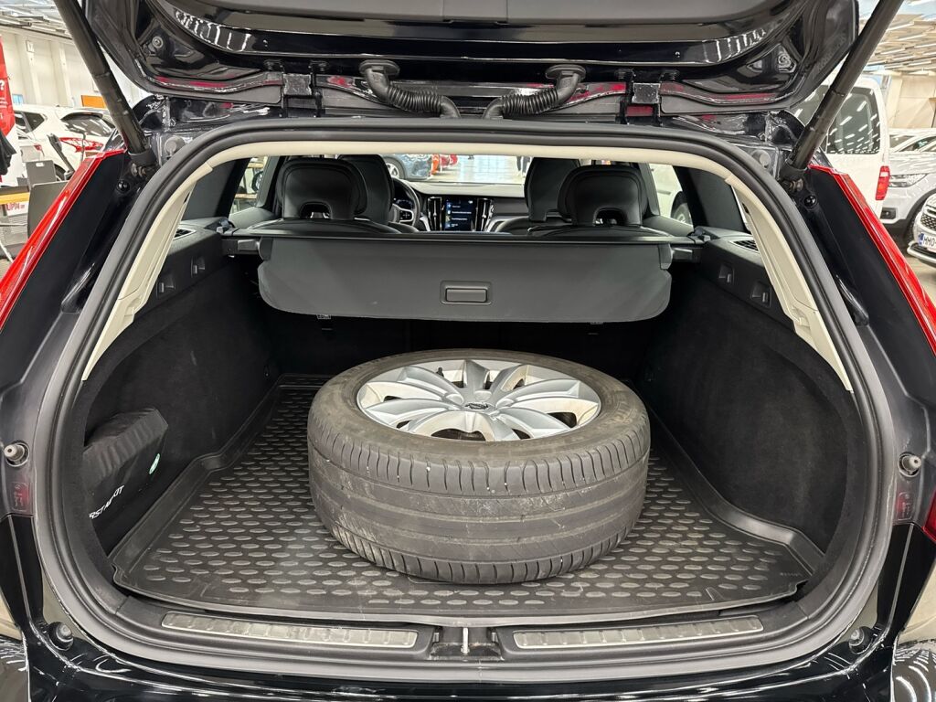 Volvo V60 2020 Musta