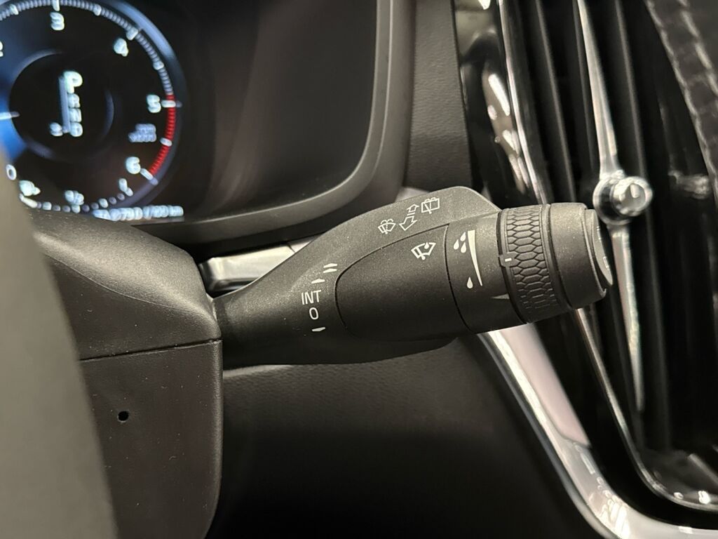 Volvo V60 2020 Musta