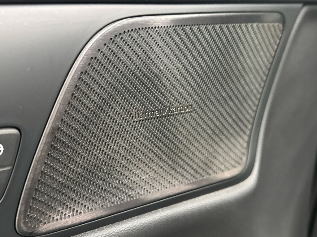 Volvo V60 2020 Musta