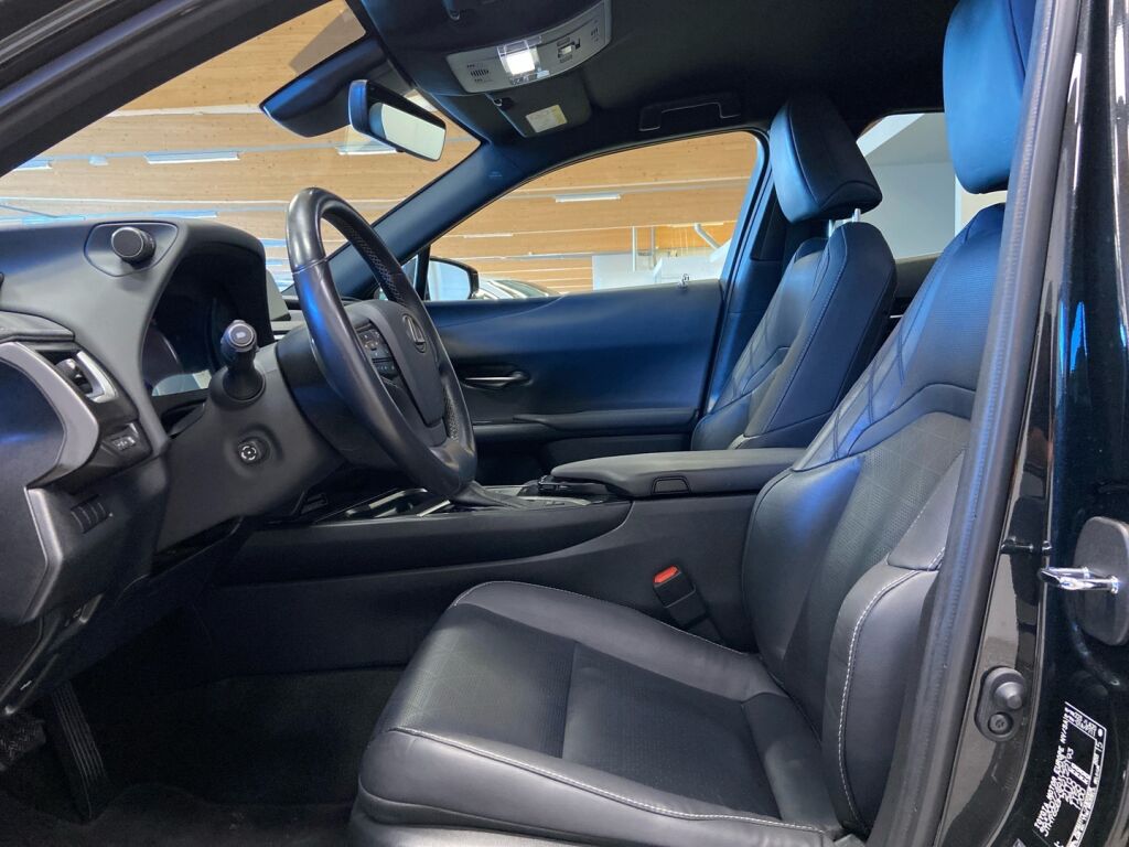 Lexus UX 2022 Musta