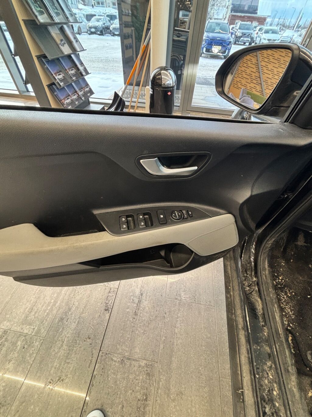 Kia Stonic 2024 Musta