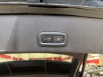 Volvo XC40 2023 Musta