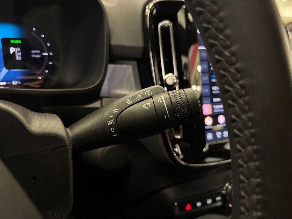 Volvo XC40 2023 Musta