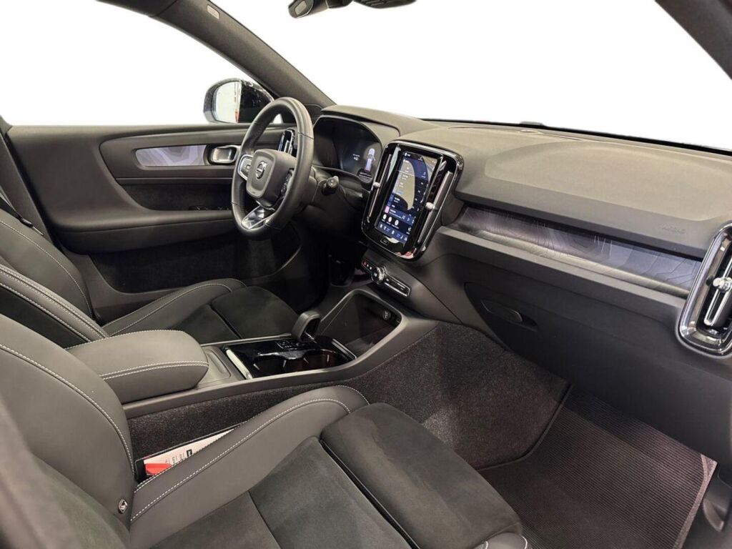 Volvo XC40 2023 Musta