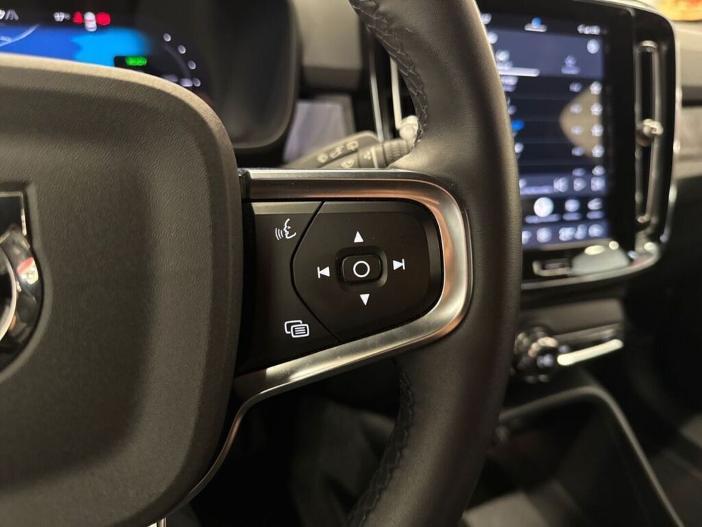 Volvo XC40 2023 Musta
