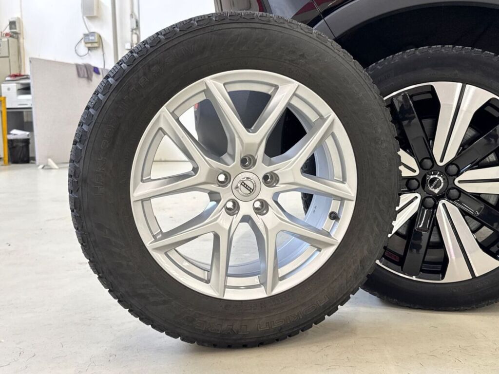Volvo XC40 2023 Musta