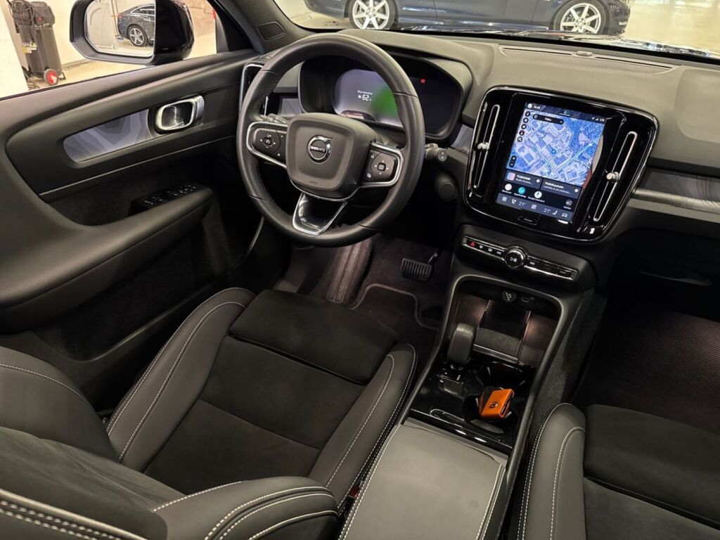 Volvo XC40 2023 Musta