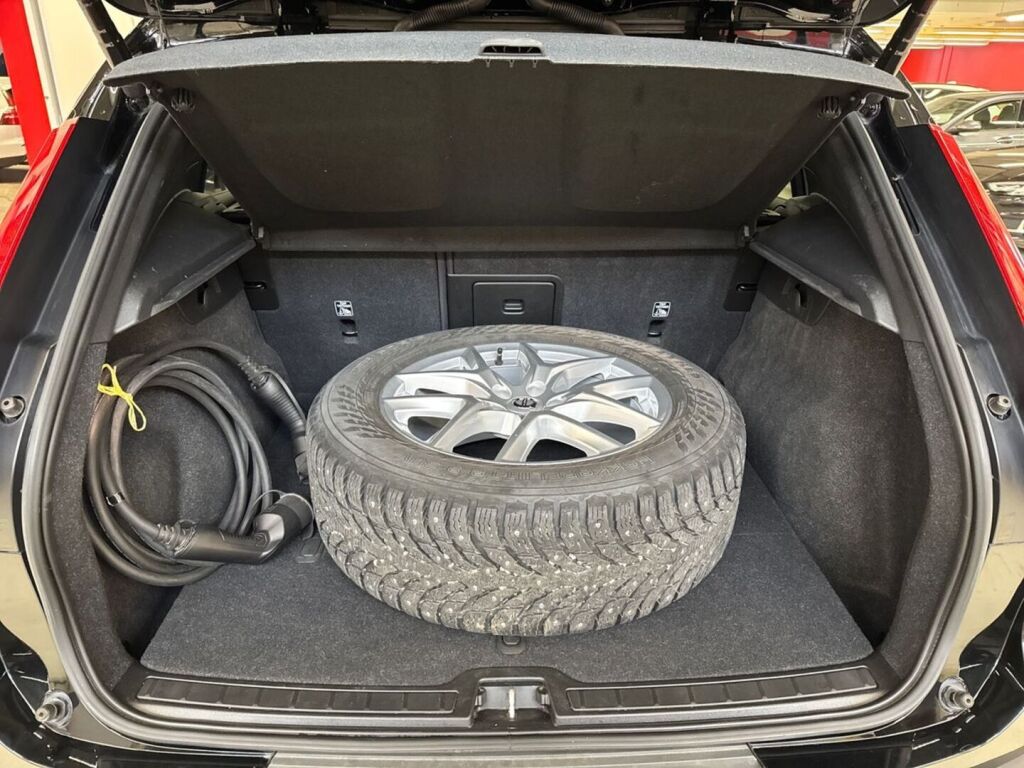 Volvo XC40 2023 Musta