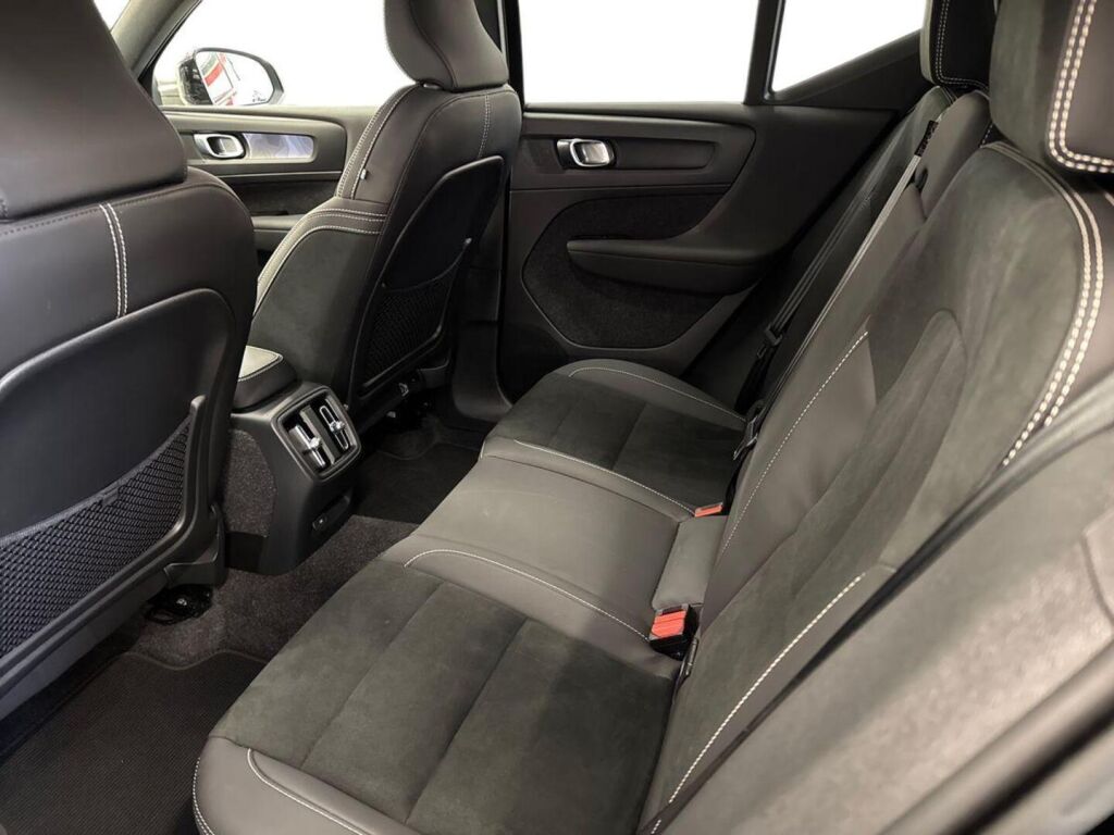 Volvo XC40 2023 Musta