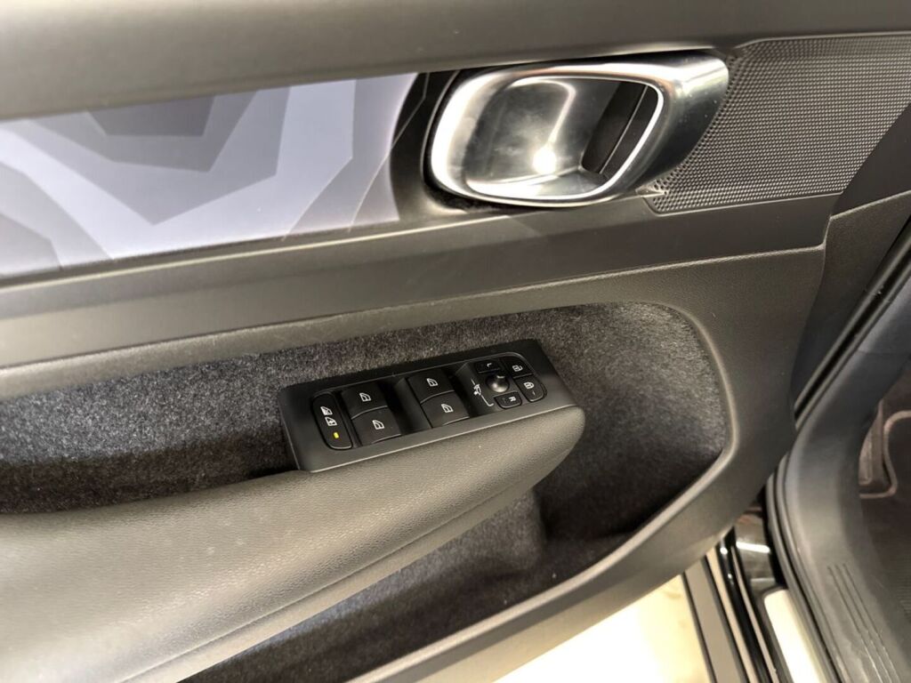 Volvo XC40 2023 Musta