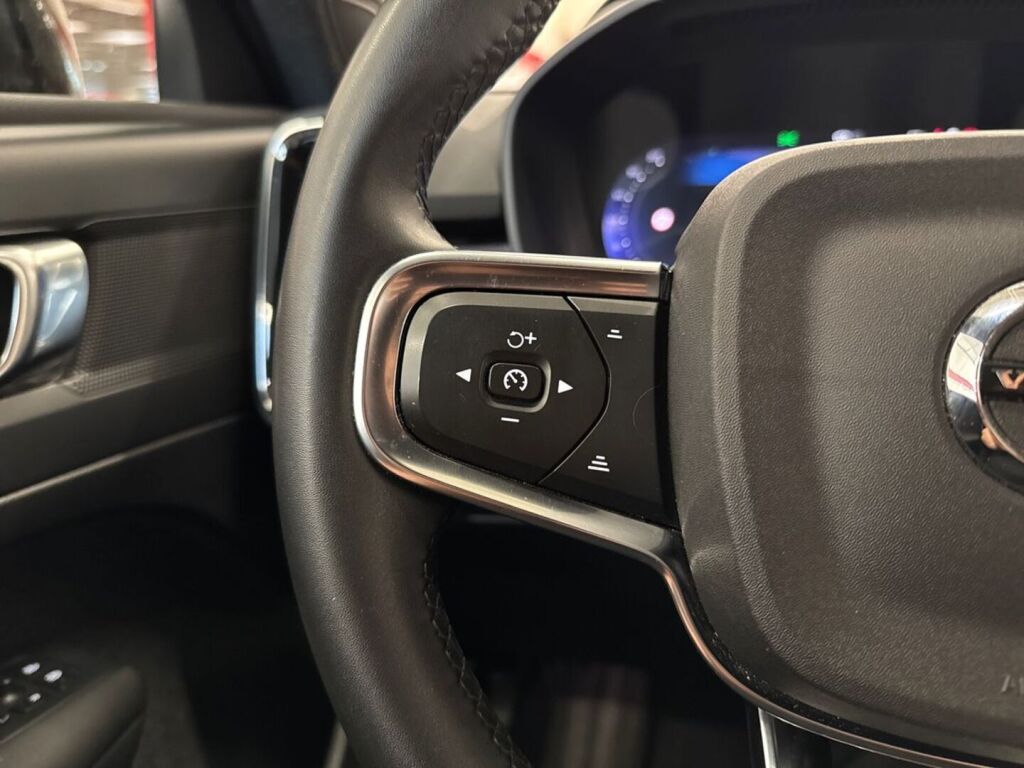 Volvo XC40 2023 Musta