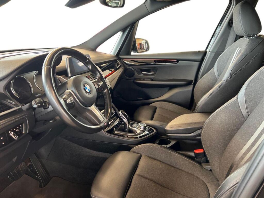 BMW 218 2023 Musta