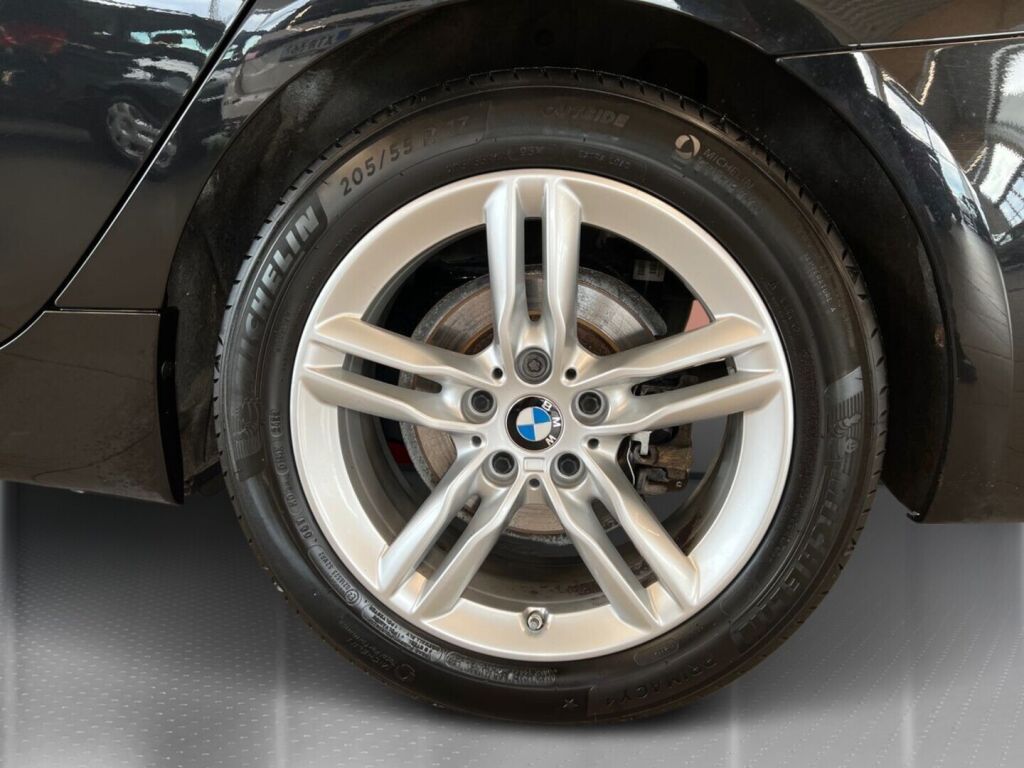 BMW 218 2023 Musta