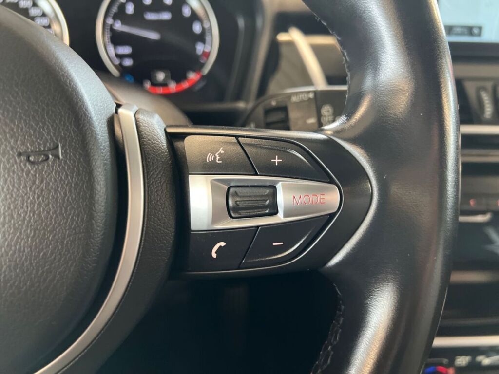 BMW 218 2023 Musta