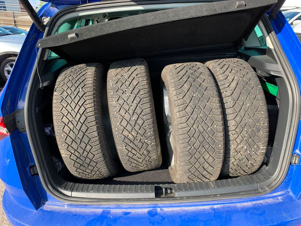 Skoda Karoq 2023 Sininen